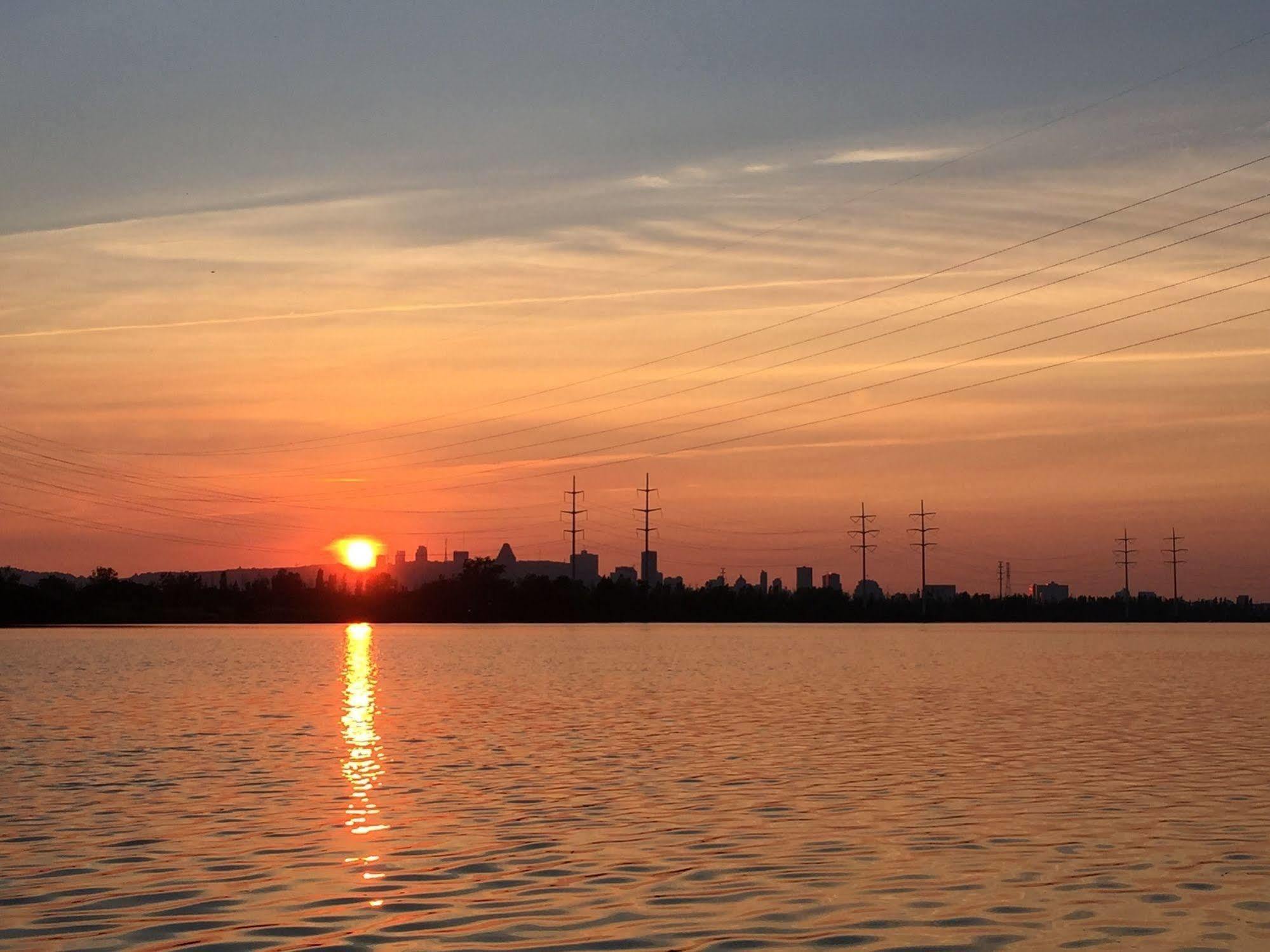 Motel Du Fleuve Броссар Экстерьер фото