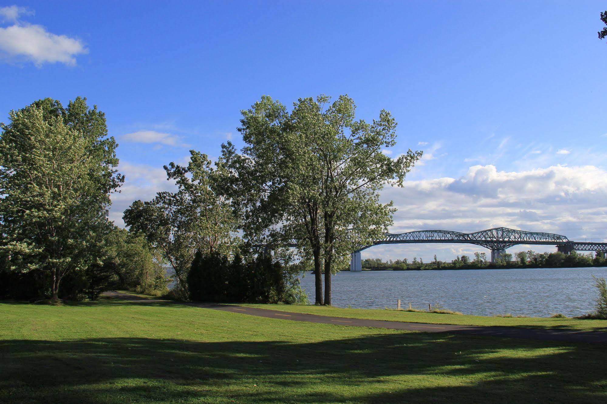 Motel Du Fleuve Броссар Экстерьер фото
